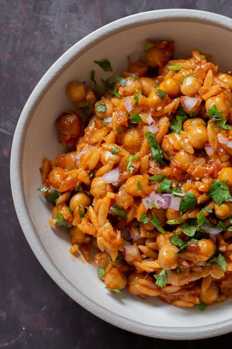 Cajun orzo chickpeas are a satisfying weeknight meal that’s packed with flavor! Tender orzo and goes so well with hearty chickpeas and lots of deep, Cajun spices. Veggie Packed Recipes, Cajun Orzo, Cajun Spices, Orzo Recipes, Plant Kitchen, Meatless Meals, Orzo, Vegan Dinners, Vegetarian Dishes