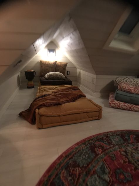 Sleeping/reading nook in attic loft Attic Hideout, Reading Nook Kids Bedroom, Modern Reading Corner, Kids Reading Nook Ideas, Read Nook, Attic Reading Nook, Converted Attic, Read Corner, Attic Transformation