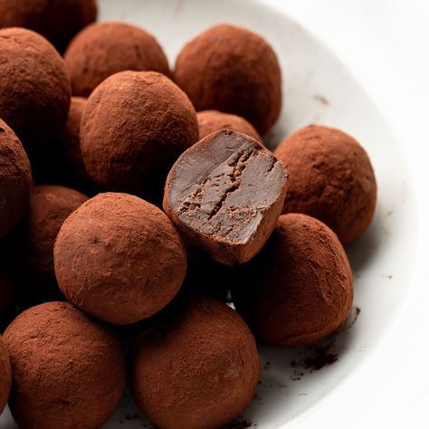 These French truffles are rich, decadent, and so easy to make. French Truffles, Homemade Chocolate Truffles, Truffles Recipe, French Chocolate, Dark Chocolate Truffles, Truffle Recipe, Dark Chocolate Bar, Valentine's Day Recipes, Food Scale