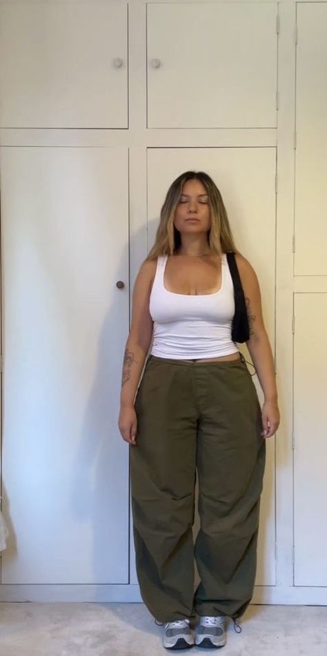 Aesthetic Fit Inspo Mid Size, Medium Size Fashion Aesthetic, Y2k For Plus Size, School Outfits Medium Size, Middize Girl Outfits, Medium Size Body Outfit Ideas, Y2k Outfit Midsize, Mid Size Summer Outfits Aesthetic, Aesthetic Mid Size Outfits