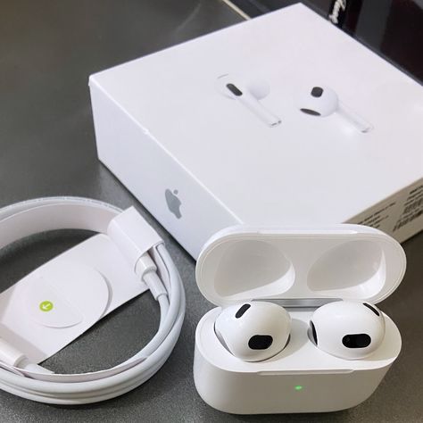 These Are Brand New Unopened Airpods And Everything Including The Charger Come With It Airpods 3rd Gen, Airpods Apple, Apple Headphone, Iphone Obsession, Apple Devices, Apple White, Birthday Stuff, Airpods 3, Earbud Headphones