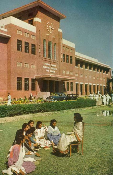 Pakistan In The 70s, Indian Student Aesthetic, Lahore Aesthetic, Purana Pakistan, Fatima Core, Pakistan Vintage, Fatima Jinnah, Vintage Pakistan, Pakistan Art