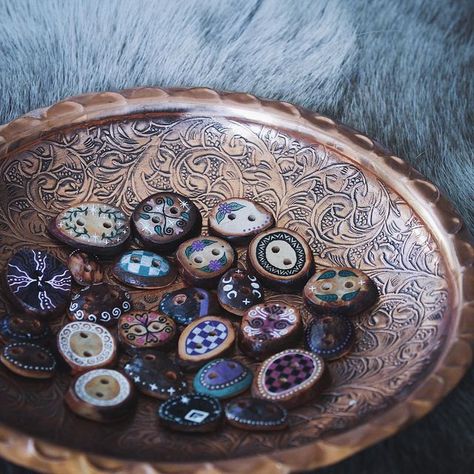 Emilia Fearnley🧚🏼‍♂️🌲 on Instagram: "Buttons made from avocado pits🥑✨ All available in the shop x" Avocado Pit Buttons, Avocado Buttons, Totk Zelda, Aesthetic Crafts, Seed Craft, Avocado Pits, Natural Things, Avocado Seed, Handmade Buttons