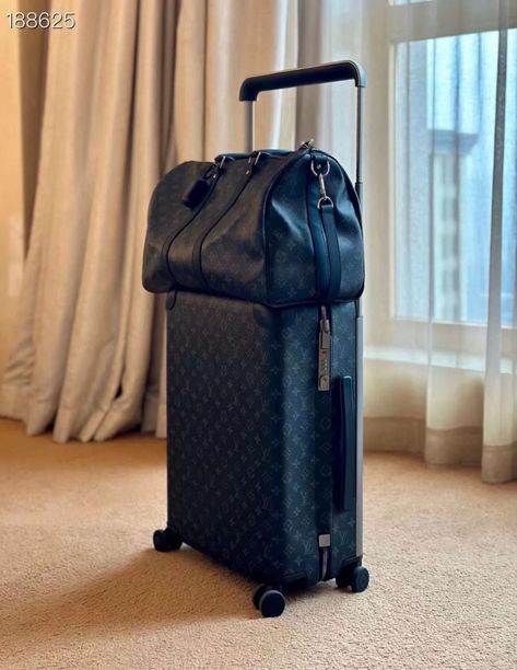 Luggage Luxury, Luxury Black Luggage For Trips, Luxury Black Luggage For Travel, Luxury Luggage For On-the-go, Suitcase Aesthetic, Luxury Luggage Sets Louis Vuitton, Luxury Black Functional Luggage, Louis Vuitton Luggage Set, Black Luxury Large Capacity Luggage