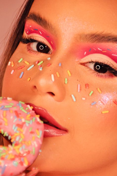 Candy Makeup Artist, Candyland Face Paint, Candy Themed Makeup Looks, Donut Face Paint, Ice Cream Makeup Looks, Donut Makeup Look, Sprinkles Costume, Candy Inspired Makeup, Candy Makeup Look