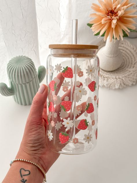 16oz frosted glass beer can comes with a bamboo lid and straw. The bamboo lid includes a sleek proof silicone sleeve which seals your drink in the glasses and prevents leaks.Upgrade Your Drinking tumbler with this Beautiful Strawberries and Daisy Flowers on this Glass Drinking Tumbler-Made with UVDTFC A R E I N S T R U C T I O N S:HAND WASH ONLYNOT MICROWAVE SAFENOT DISHWASHER SAFEDO NOT SOAKLIGHTLY SPUNGE WASHCARE INSTRUCTIONS INCLUDED INSIDE THE CUPS Painted Glass Tumblers, Strawberry Gift Basket, Strawberry Glass Cup, Everything Strawberry, Tumbler Aesthetics, Strawberry And Flowers, Strawberry Cups, Glass Tumbler Design, Appreciation Gifts Diy