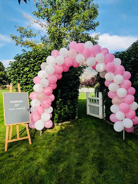 Easy DIY balloon arch. Perfect for any birthday party entrance! Expected time: 30-45 min. Outside Ballon Arch, Ballon Entrance Arch, Balloon Arch For 1st Birthday, Balloon Arch Entrance Door, Backyard Balloon Arch, Backyard Party Entrance, Ballon Arch Idea, Balloon Arch Ideas Entrance, Ballon Arch Birthday Party