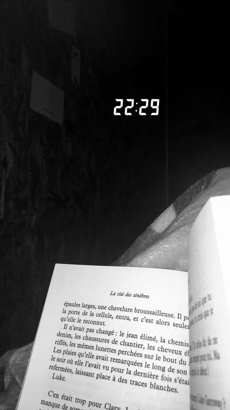 #lire #snapchat #livre #lit #dormir #heure #nuit #goodnight #reading #sleep #flamme Sleep Snap, Photo Snapchat, Snap Fake, Photo Fake, Faux Snap, Snapchat Streak, Food Drink Photography, Fake Pictures, Aesthetic Instagram Theme