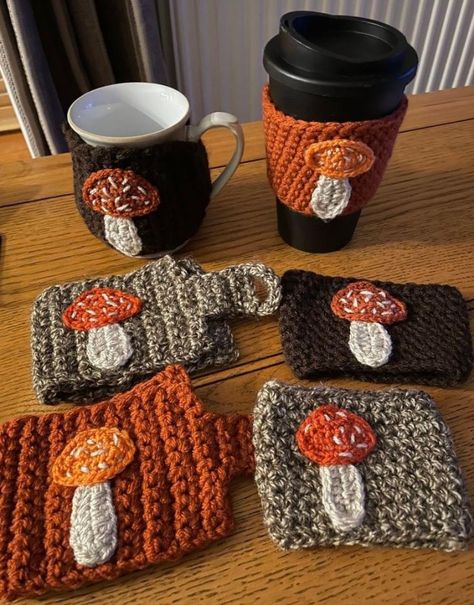 Mug Cover, Crochet Mug Cozy, Crochet Coffee Cozy, Crochet Cup Cozy, Fall Crochet Patterns, Cozy Crochet Patterns, Crochet Cozy, Crochet Design Pattern, Beginner Crochet Projects