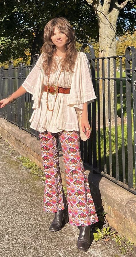 70s Kimono Outfit, 1970 Clothing, 60s Woodstock Fashion, 1969 Outfits, 70s Women Aesthetic, 60s Hippy Fashion, 1970s Jeans Outfit, Retro Outfits 60s Style Women, Woodstock Outfit 1969