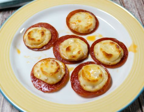 Dad's Keto Pepperoni Cheese Bites String Cheese Recipes, Pepperoni Appetizers, Pepperoni Bites, Marinara Dipping Sauce, French Bread Pizzas, Keto Pepperoni, Pizza Chips, Keto Main Dishes, Recipes Protein