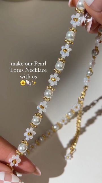 Glass Beaded Bracelets Aesthetic, Seed Beaded Bracelets Ideas, Beaded Accessories Ideas, Necklace Making Ideas, Seed Bead Necklace Ideas, Pearl Necklace Diy, Diy Beaded Necklace, Aesthetic Beads, Making A Necklace