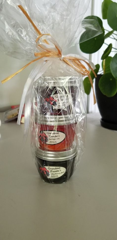 Pepper Jelly Gift Basket, Jelly Jar Christmas Gift Ideas, Pepper Jelly Gift Ideas, Christmas Jam Gift Baskets, Preserve Gift Basket, Jam And Jelly Gift Basket Ideas, Homemade Jelly Gift Basket Ideas, Bread And Jam Gift Basket, Canned Goods Gift Basket