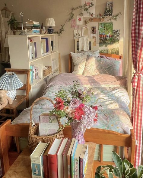 Center Window Bedroom Design, Cottage House Interior Bedroom, Pretty Room Colors, Cozy Room Colors, Bedroom Separator Ideas, Girly Boho Bedroom, Dainty Bedroom, Cottage Aesthetic Bedroom, Room Ideas Colourful