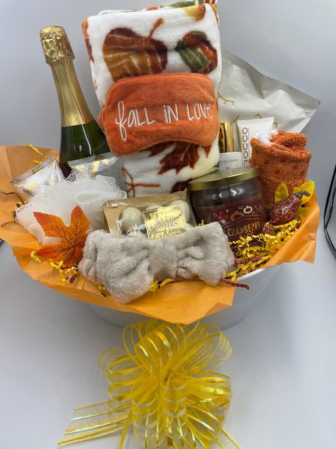 Fall themed gift basket Fall Theme Raffle Basket Ideas, Fall Gift Exchange Ideas, Friendsgiving Basket Ideas, Fall Theme Gift Basket Ideas, Thanksgiving Baskets Ideas, Fall Basket Ideas Gift, Fall Gift Basket Ideas For Women, Thankful Basket Ideas, Thanksgiving Gift Basket Ideas