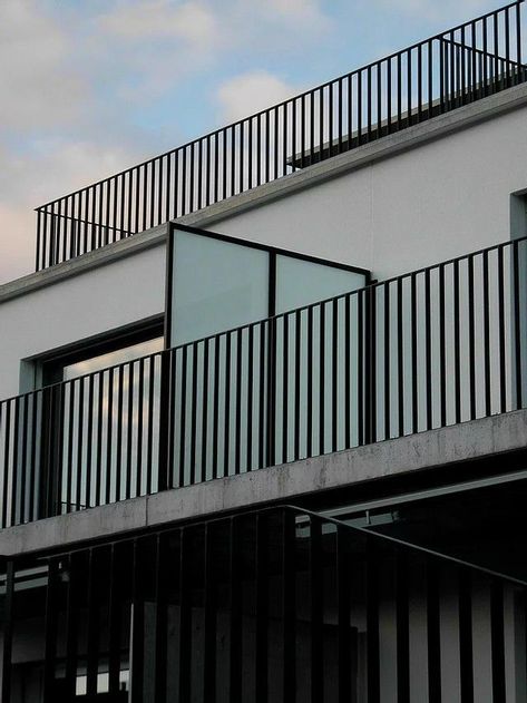 Balcony Guardrail Design, Outdoor Balcony Railing Design Modern, Balustrade Exterior, Modern Balcony Railing, Balcony Railing Design Modern, Decor Business Ideas, Home Decor Business Ideas, Iron Railings Outdoor, Balcony Designs