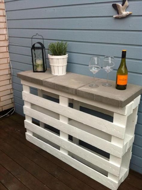 pallet sofa table for deck project Outdoor Shelf, Bar En Plein Air, Shelf Bar, Diy Outdoor Bar, Paint White, Hemma Diy, Diy Casa, Into The Wood, Pallet Creations