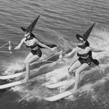 Photorealistic Drawings, Ski Vintage, Vs Image, Cypress Gardens, Black And White Beach, Robert Doisneau, Funny Wall Art, Vintage Witch, Sports Wall Art