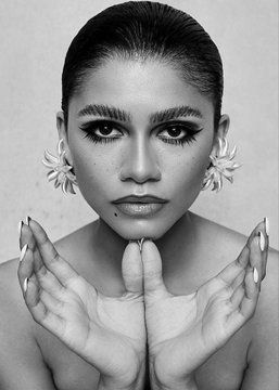 CLEVER&CHIC (@CleverChic) / Twitter White Editorial, Essence Magazine, Fashion Magazine Cover, Zendaya Coleman, Beauty Shoot, Harper's Bazaar, Fav Celebs, Editorial Photography, Fashion Makeup