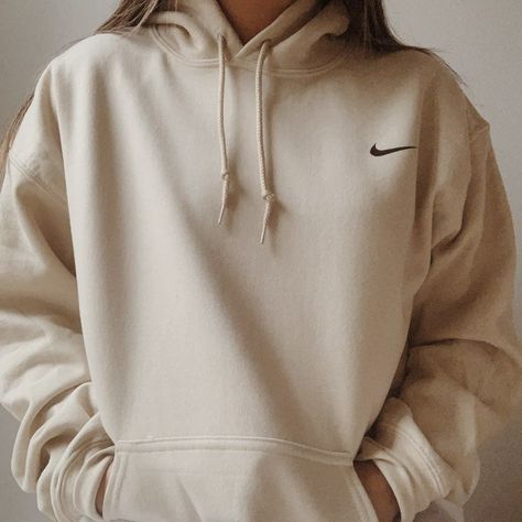 Nike Sweatshirt Outfit, Ripped Jeans Outfits, Beige Hoodies, Nike Hoodie Outfit, Hoddies Outfits, Beige Nike, Nike Hoodies For Women, Nike Hoodies, Aesthetic Nike