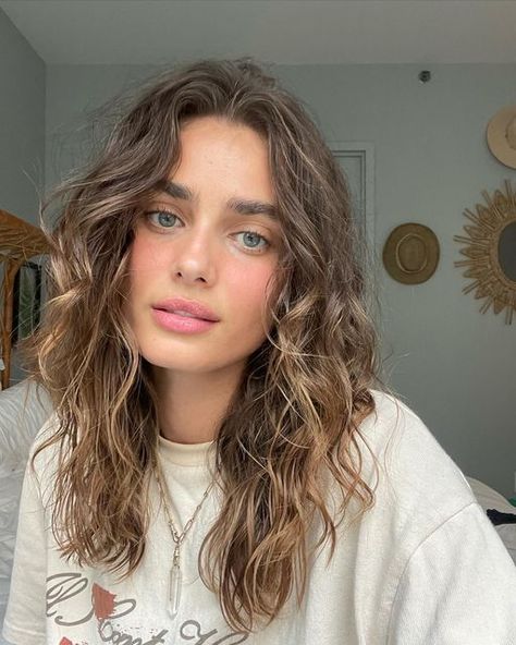 Style My Natural Hair, Pelo Ondulado Natural, Wavy Haircuts Medium, Naturally Wavy Hair Cuts, Wavy Mid Length Hair, Wavy Layered Hair, Long Curly Haircuts, Medium Length Wavy Hair, Hair Pale Skin