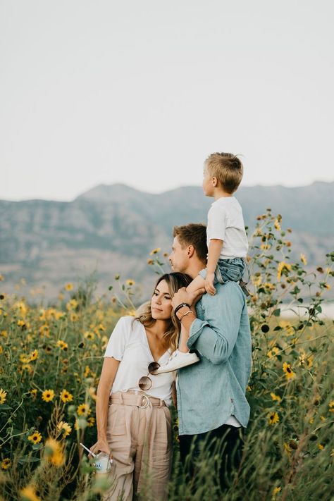 Easiest Snacks, Picnic Family, Christine Andrew, Cute Family Photos, Family Photos With Baby, Family Photoshoot Poses, Sunflower Photography, Baby Fotografie, Summer Family Photos