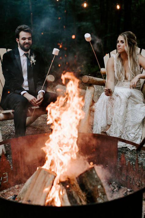 Bonfire Prenup Outfit, Campfire Wedding Photos, Bonfire Wedding Photos, Cabin Wedding Photography, Cozy Cabin Wedding, Bonfire Prenup, Bonfire Photoshoot, Httyd Wedding, Treehouse Weddings