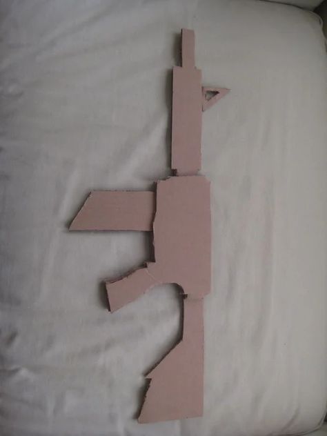 Cardboard Assault Rifle!: 5 Steps Cardboard Arts And Crafts, Cool Things To Do With Cardboard, Cool Things To Make With Cardboard, Cardboard Halloween Crafts, Easy Cardboard Crafts For Kids, Cool Cardboard Crafts, Things To Do With Cardboard, Things To Make Out Of Cardboard, Things To Make With Cardboard