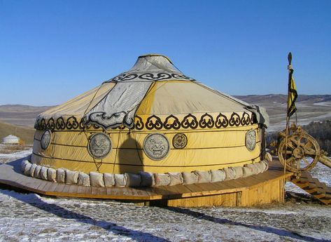 Mongolian Yurt - The yurt is the traditional dwelling of the nomads in Mongolia, as well as in the neighbouring countries, as far as Turkey. It is a tent-like structure made from a wooden frame and covered by wool felt. A traditional yurt is very easy to collapse and assemble again, and it can be transported on no more than three animals (horses, camels, yaks). The constructive principle has changed little since Genghis Khan's times. Mongolian Yurt, Yurt Home, Yurt Living, Vernacular Architecture, Unique Houses, Eco Friendly House, World Cultures, Central Asia, On The Ground