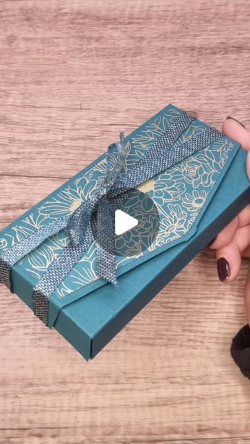 Clutch Bag Tutorial, Making Gift Boxes, Pretty Gift Wrapping Ideas, Clutch Tutorial, Gift Wrapping Techniques, Gift Bags Diy, Origami Patterns, Gift Wrapping Inspiration, Handmade Packaging