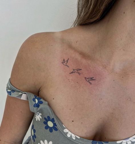 Bird Shoulder Tattoos, Simple Bird Tattoo, Little Bird Tattoos, Bird Tattoos For Women, Dove Tattoos, Small Chest Tattoos, Small Girly Tattoos, Small Shoulder Tattoos, Small Pretty Tattoos