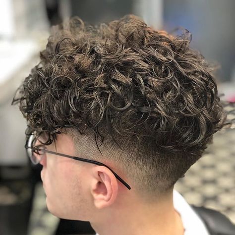 Low Fade Curly Hair, Perm Hair Men, Fade Haircut Curly Hair, Low Taper Fade Haircut, Mens Hairstyles Curly, Men's Curly Hairstyles, Male Haircuts Curly, Curly Hair Fade, Mens Haircuts Short Hair