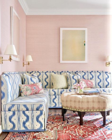 29 Pink Living Rooms That Will Convince You to Redecorate French Style Living Room, Glam Pad, Design Del Prodotto, Pierre Frey, Pink Room, Beautiful Living Rooms, Cheap Decor, Pink Walls, Banquette