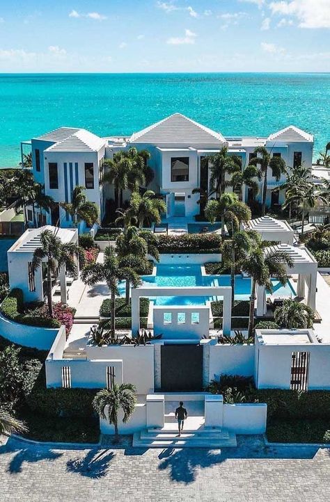 Discover These 12 Luxury Mansions That Will Inspire You Today for Your Future Home Luxurious Mansions, Villa Di Lusso, Luxury Houses Mansions, Dream Mansion, Dream Life House, Mansions Luxury, Dream House Rooms, Luxury House Designs, Luxury Homes Dream Houses