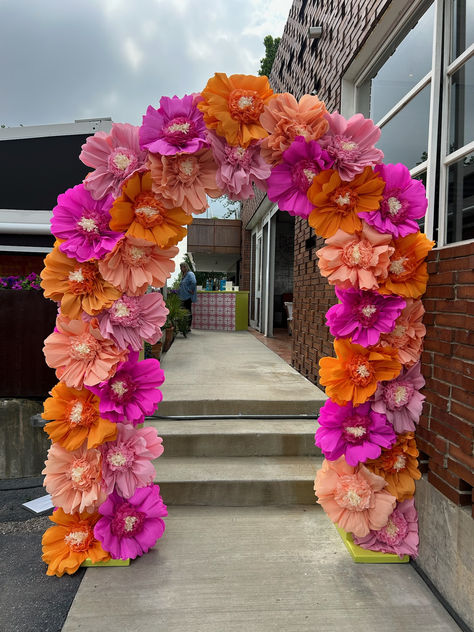 Welcome guest into your event with this bright custom floral entrance! Pink and orange paper florals make a special 3D entrance!!  #partyentrance #floralentrance #archentrance #socialllamaevents #customrentals #eventrentals #partyrentals #socialllama #dallasevents #pinkandorange #pinkandorangeevent #brightentrance #eyecatchingparty #partydecor #eventrentals Wedding Aisle Entrance Decor, Creative Party Decor, Colorful Event Decor, Flower Arch Diy, Orange And Pink Wedding Theme, Events Decoration Ideas, Pink And Orange Party Decorations, Spring Event Decor, Bougainvillea Arrangement