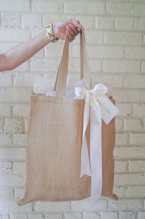 Bags With Bows, Luxury Gift Basket, Groomsmen Gift Bags, Wedding Welcome Gifts, Wedding Gifts For Groomsmen, Seni Origami, Wedding Gift Bags, Gift Totes, Wedding Welcome Bags