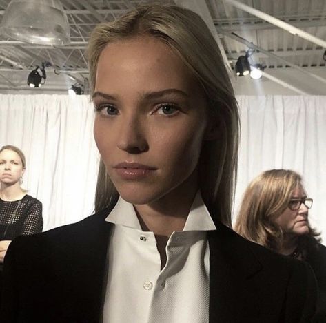 Sasha Luss, Beatiful People, Ralph Lauren Fall, Models Backstage, Honeymoon Phase, Real Model, Model Inspo, Model Aesthetic, Red Aesthetic