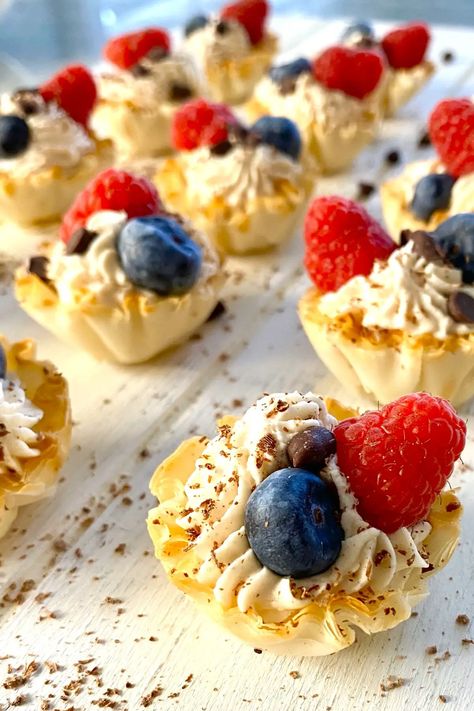 Sweet and irresistible, these Philadelphia No Bake Mini Cheesecake in phyllo cups take only minutes to make. The cream cheese filling with only 5 ingredients is ultra creamy. Store bought phyllo cups make for easy crispy mini crusts. These bite-sized desserts are always a huge hit! No Bake Mini Cheesecake, Mini Chocolate Pie, Cream Cheese Desserts Easy, Cheesecake Philadelphia, No Bake Cheesecake Filling, Phyllo Recipes, Individual Cheesecakes, Dessert Cups Recipes, Phyllo Cups