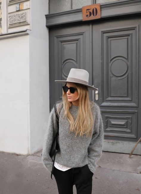 Grey Hat Outfit, Fedora Hat Outfits, Chique Outfit, Curated Closet, Models Off Duty Style, Hat Outfit, Older Women Fashion, Mode Boho, Women Fashion Edgy