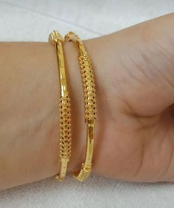 Bangle Models Gold, New Model Gold Bangles, Bangals Design In Gold Simple, Women Gold Bangles Design, Bangels Models Gold, Gold Bangle Design For Women, Gold Bangles Indian Design, Kangan Gold Bangle Set, Gold Bangles For Women Indian