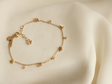 Gold Butterfly Bracelet, Minimalist Accessories Jewellery, Simplistic Jewelry, Hand Jewelry Rings, Watch Simple, Gold Bracelet Simple, Butterfly Charm Bracelet, Fancy Jewelry Necklace, Gold Jewellry