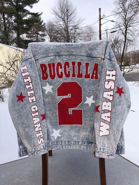 Custom College Painted Jeans, Football Blue Jean Jacket, Boyfriend Football Jean Jacket, Cricut Denim Jacket, Cricut Jacket Ideas, Baseball Mom Outfits Winter, Painted College Jean Jacket, Painted Jean Jacket Sports, Football Mom Jean Jacket