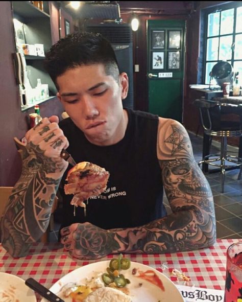 Korean Men With Tattoos, Handsome Korean Men, Monster Woo, Men With Tattoos, Burger Patty, Handsome Korean, Handsome Asian Men, Hot Asian Men, Boy Tattoos