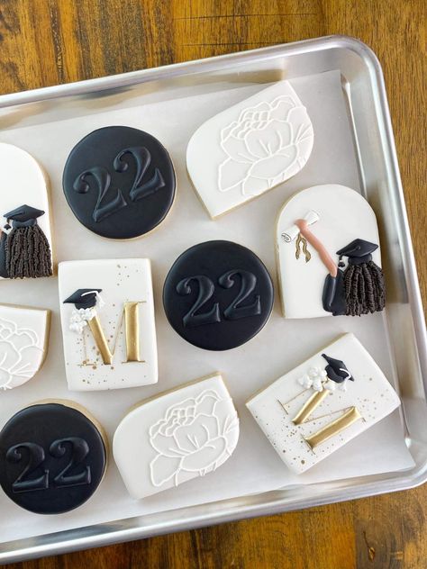 Graduation Fondant Cookies, Black And Gold Graduation Cookies, Grad Cookies Ideas, Simple Graduation Cookies, Boho Graduation Cookies, High School Graduation Cookies Decorated, Grad Cookies 2023, Floral Graduation Cookies, Graduation Biscuits