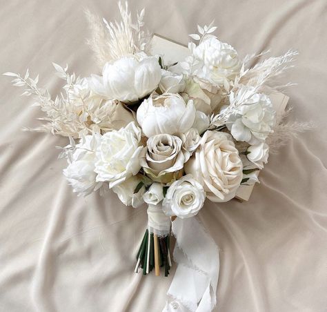 Boho Neutral Bouquet, White Rose And Pampas Bouquet, White And Cream Wedding Bouquet, Bride Bucket Flowers, Bucket Wedding Flowers, Beige Wedding Flowers, Beige And White Wedding, Wedding Bucket Flowers, Beige Wedding Bouquet