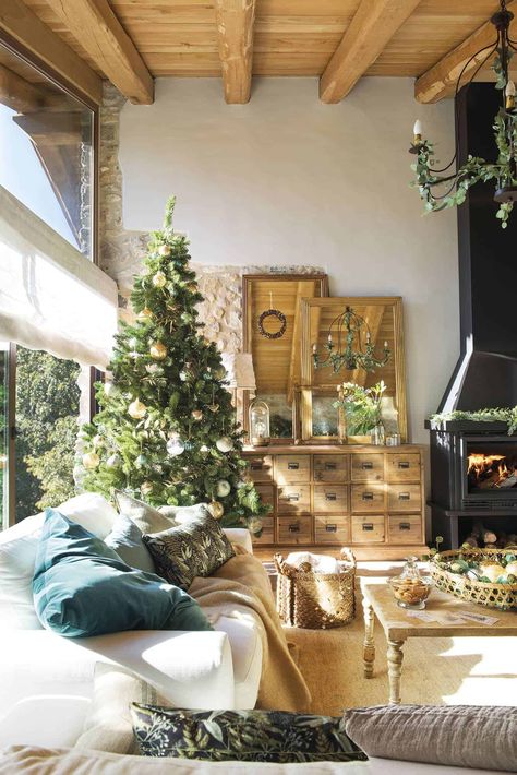 A very rustic Christmas in an old Spanish country house Spanish Christmas, Spanish Decor, Rustic Room, Spanish House, Christmas Decorations For The Home, Wall Cladding, Zara Home, Rustic Christmas, Modern Living Room