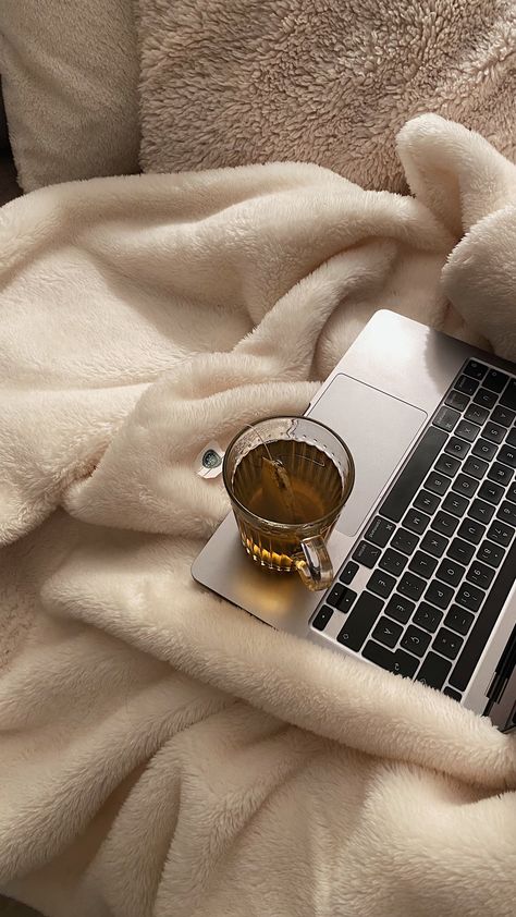 work-from-home-cozy-vibes-aesthetic-pinterest-digital-working-content-creation-home-fall-fall-vibes November Cozy Aesthetic, Cozy Weekend Aesthetic, Cozy Work From Home Aesthetic, Cozy Weather Aesthetic, Cozy Brown Aesthetic, Working From Home Aesthetic, Cozy Moodboard, Matcha Photography, Wfh Aesthetic