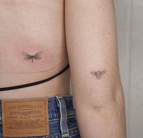 Bee Tattoo On Back, Dragonfly And Bee Tattoo, Dainty Bee Tattoo, Sb Tattoo, Tattoo Bee, Bali Studio, Honey Tattoo, Bee Tattoo Ideas, Pet Portrait Tattoos