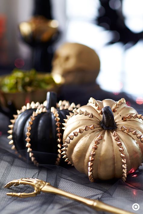 Halloween Chic, Decorative Pumpkins, Casa Halloween, Gold Pumpkins, Adornos Halloween, Elegant Halloween, Chic Halloween, Faux Pumpkins, Fun Halloween Decor