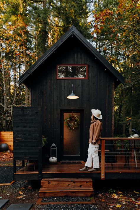 Wolf Den: Cabins in Washington State Washington State Aesthetic Houses, Bunkies Guest Cabin, Black Cabin Exterior, Munduk Cabin, Mini Cabin Ideas, Cabin Spa, Winter Cabin In The Woods, Moody Cabin, Old Hickory Sheds